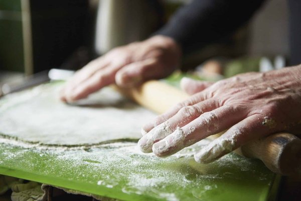 Comment créer un menu « Retour à la nature » avec des plats foragés localement pour un restaurant écologique ?
